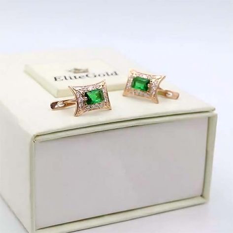 в красном золоте с зелеными и белыми фианитами