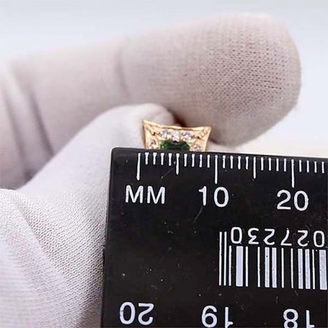 в красном золоте с зелеными и белыми фианитами