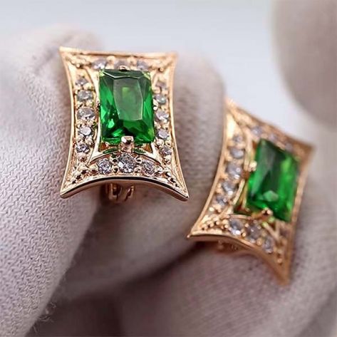 в красном золоте с зелеными и белыми фианитами