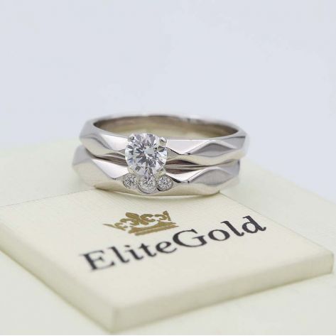 кольцо Facette в белом золоте вместе с обручальным женским кольцом