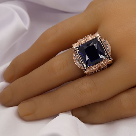 в красном золоте с синим камнем
