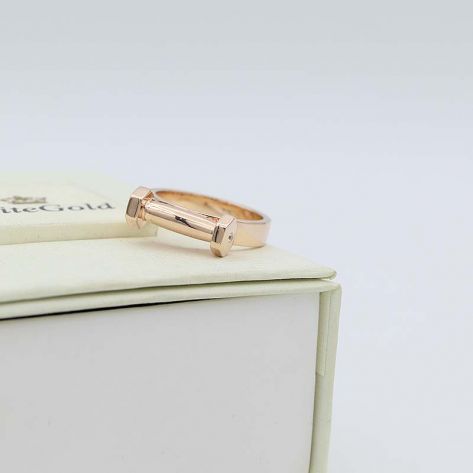 в красном золоте с фианитами по бокам