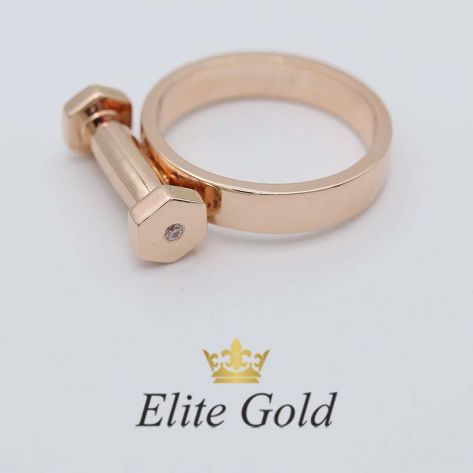 в красном золоте с фианитами по бокам