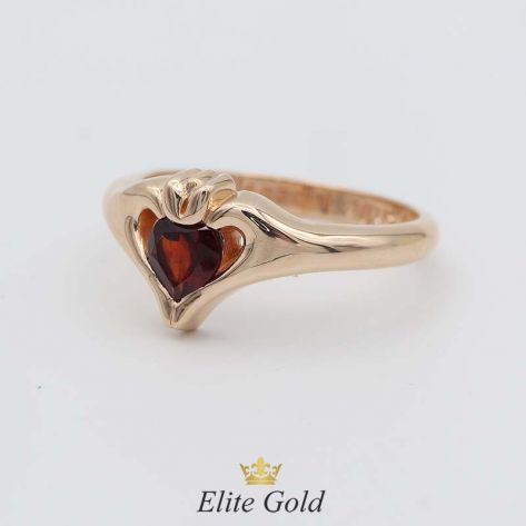 кольцо Keira с красным камнем в красном золоте с гравировкой