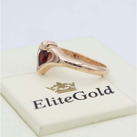 кольцо Keira с красным камнем в красном золоте с гравировкой