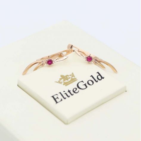 небольшие золотые серьги с рубинами