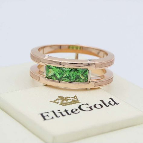 кольцо Ambassador с зелеными камнями в красном и белом золоте