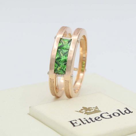 кольцо Ambassador с зелеными камнями в красном и белом золоте