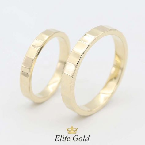 тонкие обручальные кольца с гранями в лимонном золоте 585
