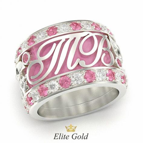 кольцо Theodora - вид с другой стороны, инициалы