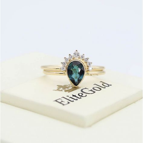 в лимонном золоте с бриллиантами и топазом