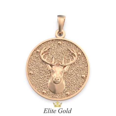 золотой кулон с реалистичным изображением оленя