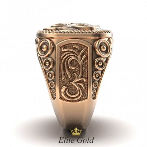 Золотой мужской перстень Bulldog вид сбоку