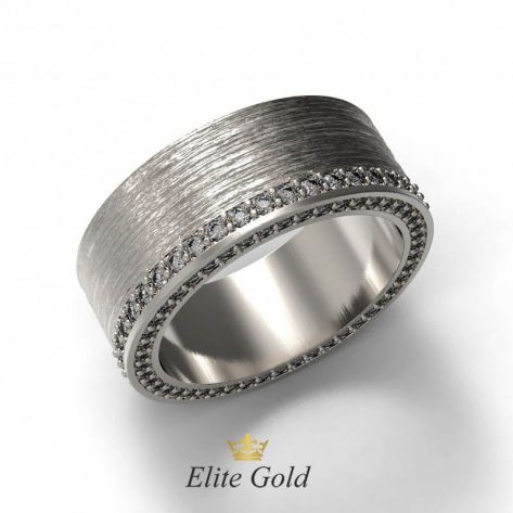 Золотое рельефное кольцо с дорожкой камней