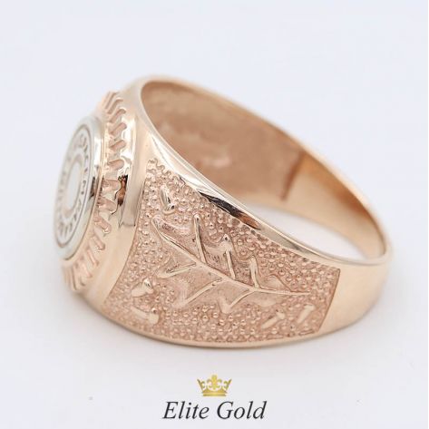 мужской перстень с надписью на латыни