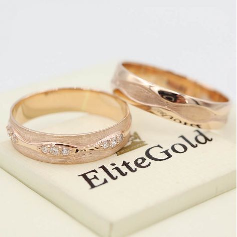 в красном золоте с бриллиантами в женском