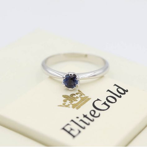 Авторское кольцо для помолвки Cordelia в белом золоте с сапфиром