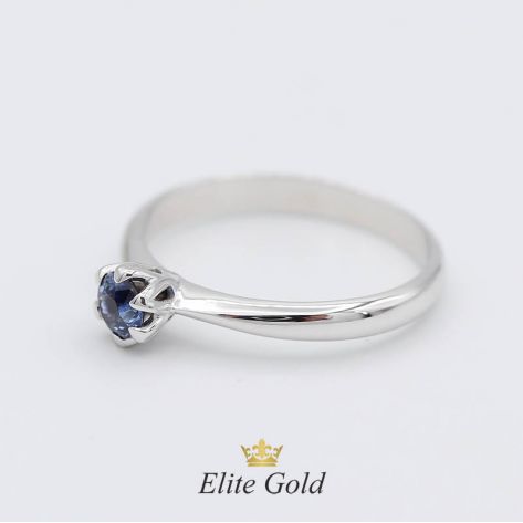 Авторское кольцо для помолвки Cordelia в белом золоте с сапфиром