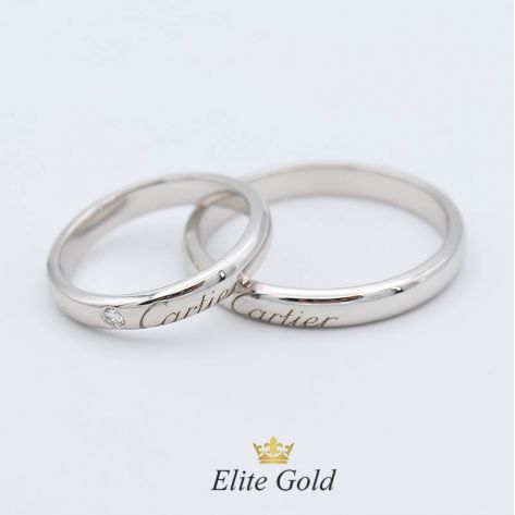Классические обручальные кольца с надписью Картье в белом золоте