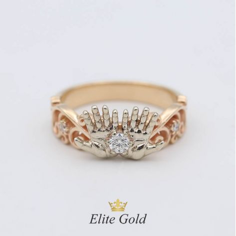 Кольцо на рождение ребенка в виде детских ладошек в красном и белом золоте