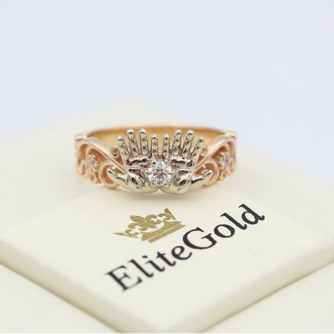 Кольцо на рождение ребенка в виде детских ладошек в красном и белом золоте