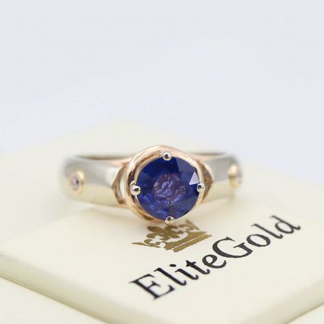 в белом и красном золоте с сапфиром и бриллиантами