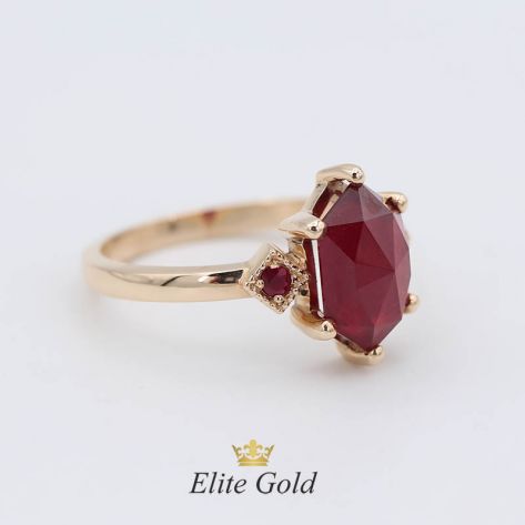 в красном золоте с рубинами и черными бриллиантами