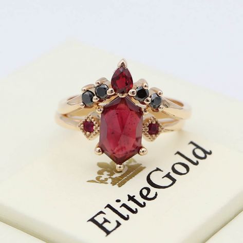 в красном золоте с рубинами и черными бриллиантами