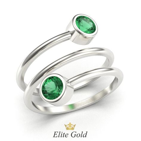 кольцо Karissa в виде спирали в белом золоте с зелеными камнями
