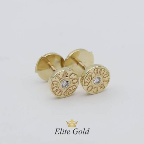 Серьги-гвоздики круглой формы с надписями в стиле ювелирного бренда