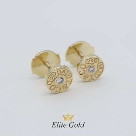 Серьги-гвоздики круглой формы с надписями в стиле ювелирного бренда