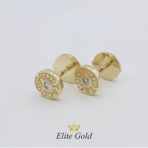 Серьги-гвоздики круглой формы с надписями в стиле ювелирного бренда