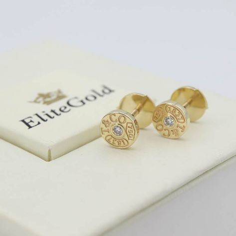 Серьги-гвоздики круглой формы с надписями в стиле ювелирного бренда