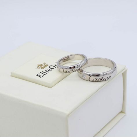 Классические обручальные кольца с надписью Картье на лицевой стороне