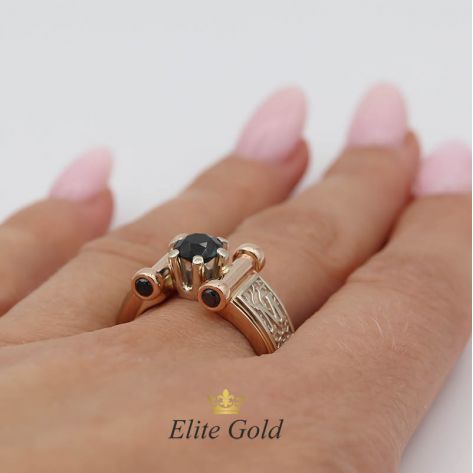 Авторский перстень Segreto с инициалами и крупным камнем в центре