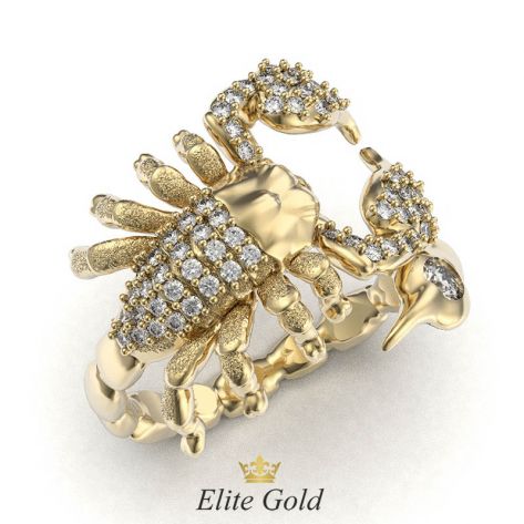 кольцо в форме скорпиона с камнями в желтом золоте