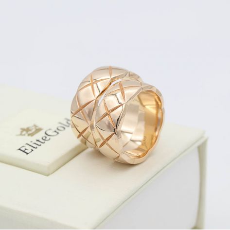 Авторские обручальные кольца Crush с рельефным геометрическим узором