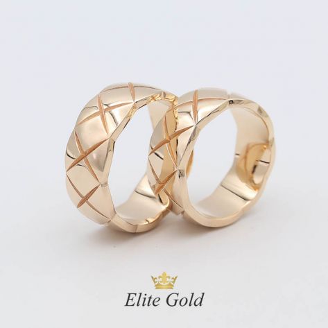 Авторские обручальные кольца Crush с рельефным геометрическим узором