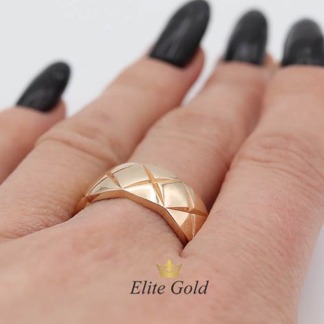 Авторские обручальные кольца Crush с рельефным геометрическим узором