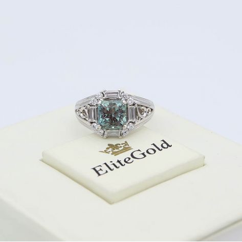 кольцо Calypso в белом золоте с бриллиантами и натуральным александритом в центре