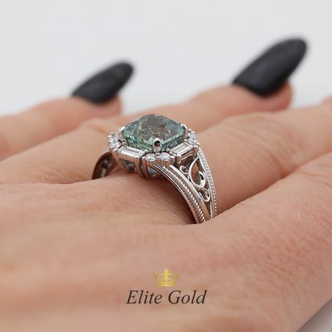 кольцо Calypso в белом золоте с бриллиантами и натуральным александритом на руке