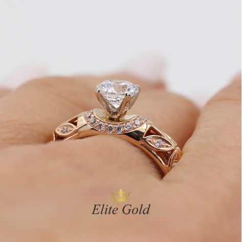 женское кольцо с цитрином в руке