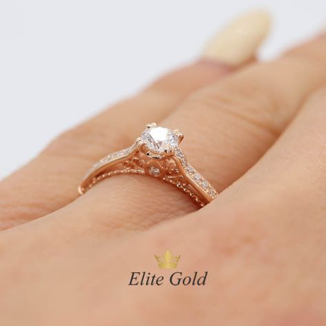 женское кольцо с узорами в белом золоте, зеленым камнем и фианитами