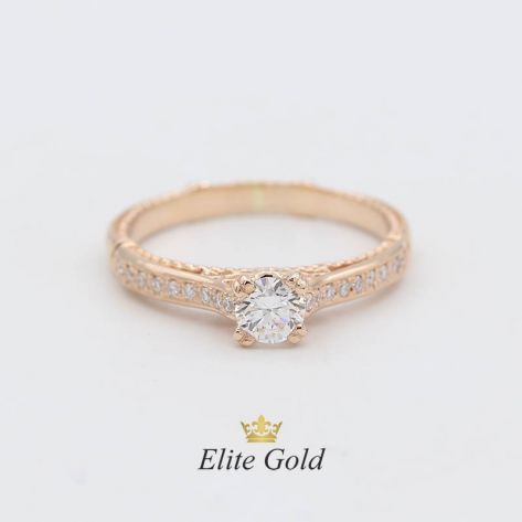 женское кольцо с узорами в белом золоте, синим камнем и фианитами