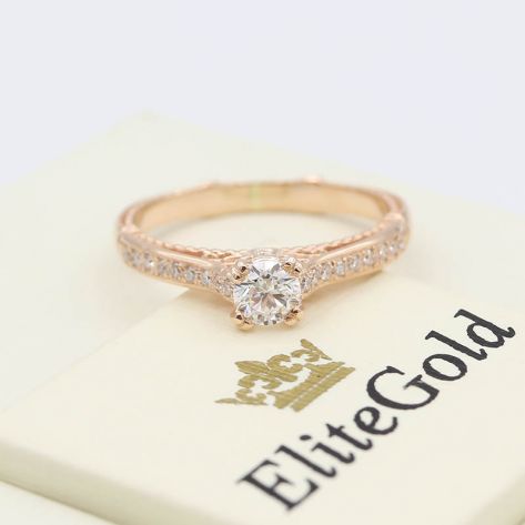 женское кольцо с узорами в красном золоте и белым фианитом