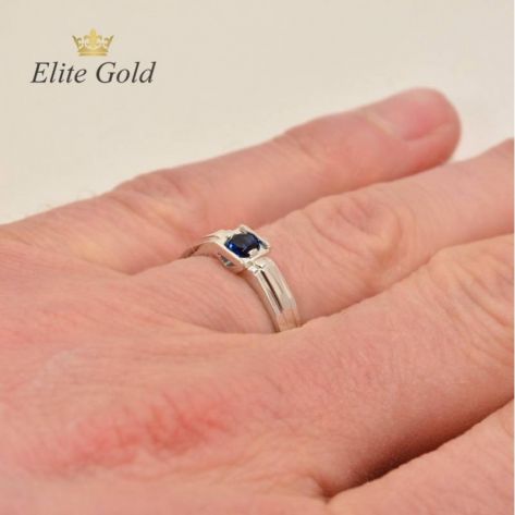 в белом золоте на пальце