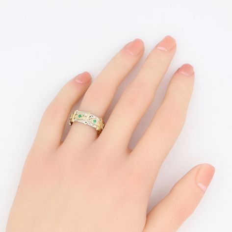 кольцо Avance в белом и лимонном золоте на руке