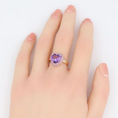 кольцо Enamora с аметистами на руке