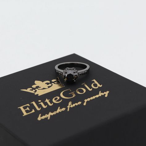 кольцо с черными камнями