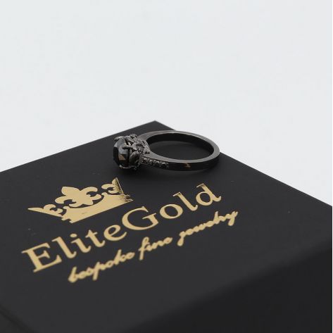 кольцо с черными камнями